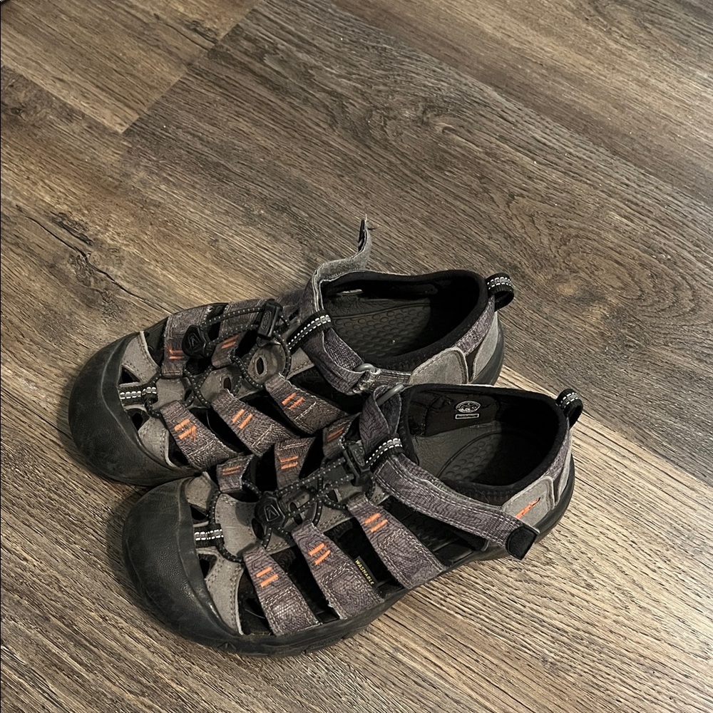 Keen Sandals Unisex Black and Grey Close Toe Sandals Shoes Sz 4